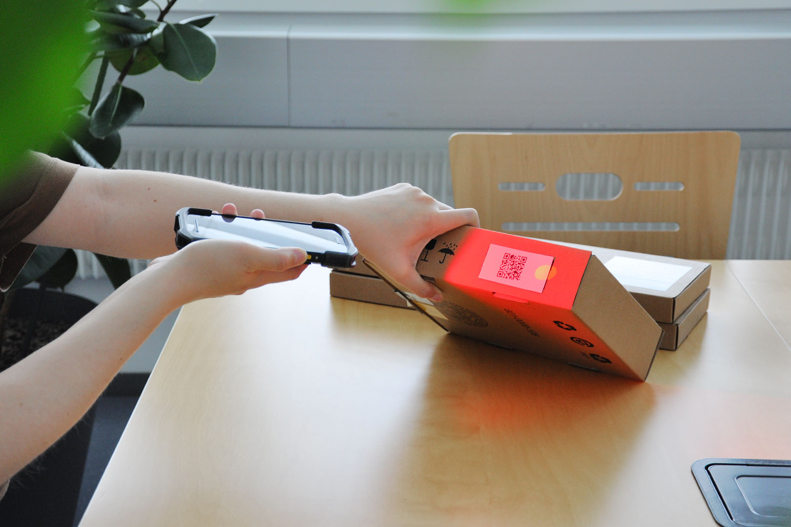 Person scannt Paket mit Zebra Scanner
