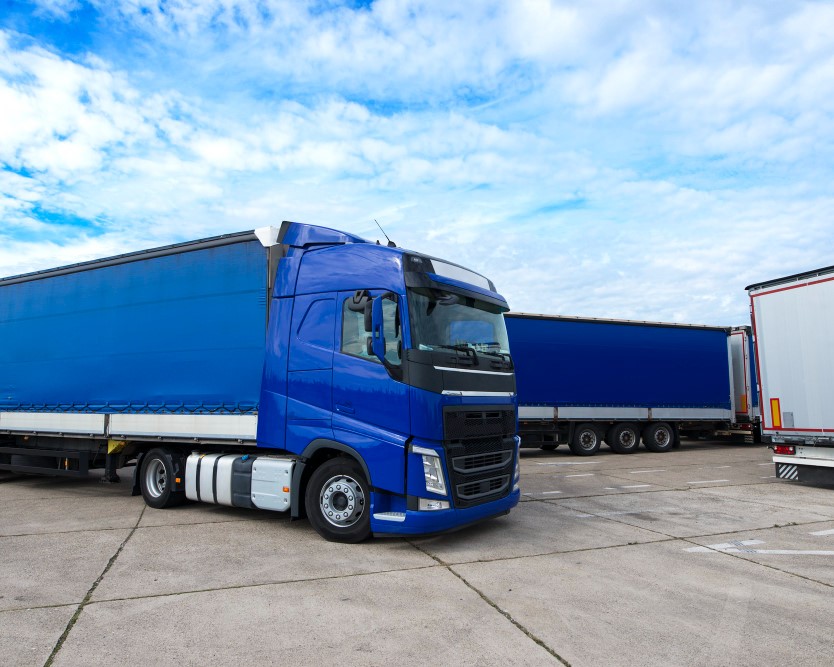 Blauer Lastwagen auf Parkplatz