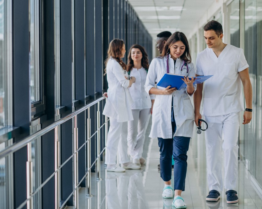 Krankenhausflur mit verschiedenen Ärzten