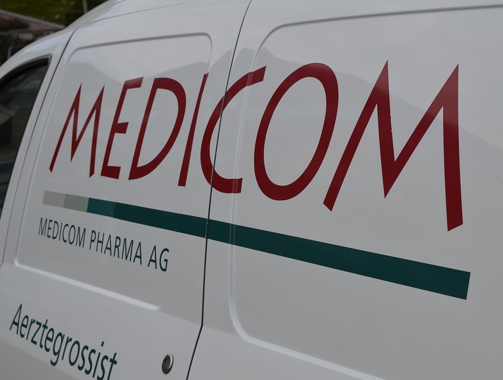 Seitenansicht eines weissen Transportwagen der Medicom Pharma AG